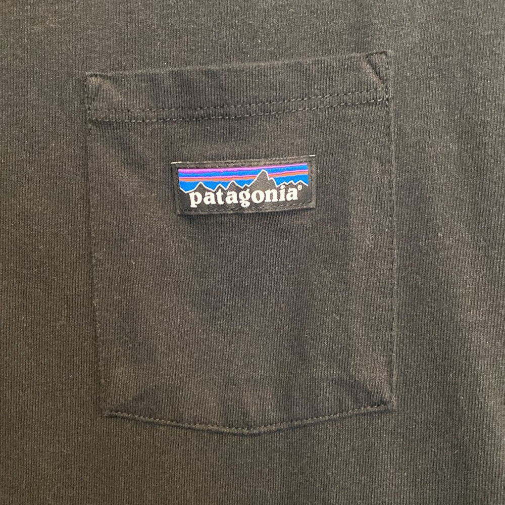 Patagonia M’s P-6 Label Pocket Responsibiliti-Tee. Size: Medium, Color: Black - Picture 4 of 5